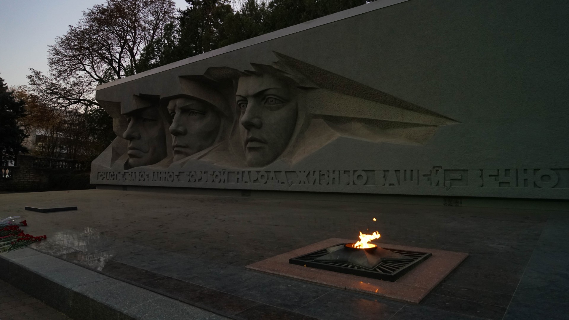 Костер ставрополь. Вечный огонь город Ставрополь. Мемориал вечный огонь Ставрополь. Ставрополь Карла Маркса вечный огонь. Вечный огонь Ставрополь фото.