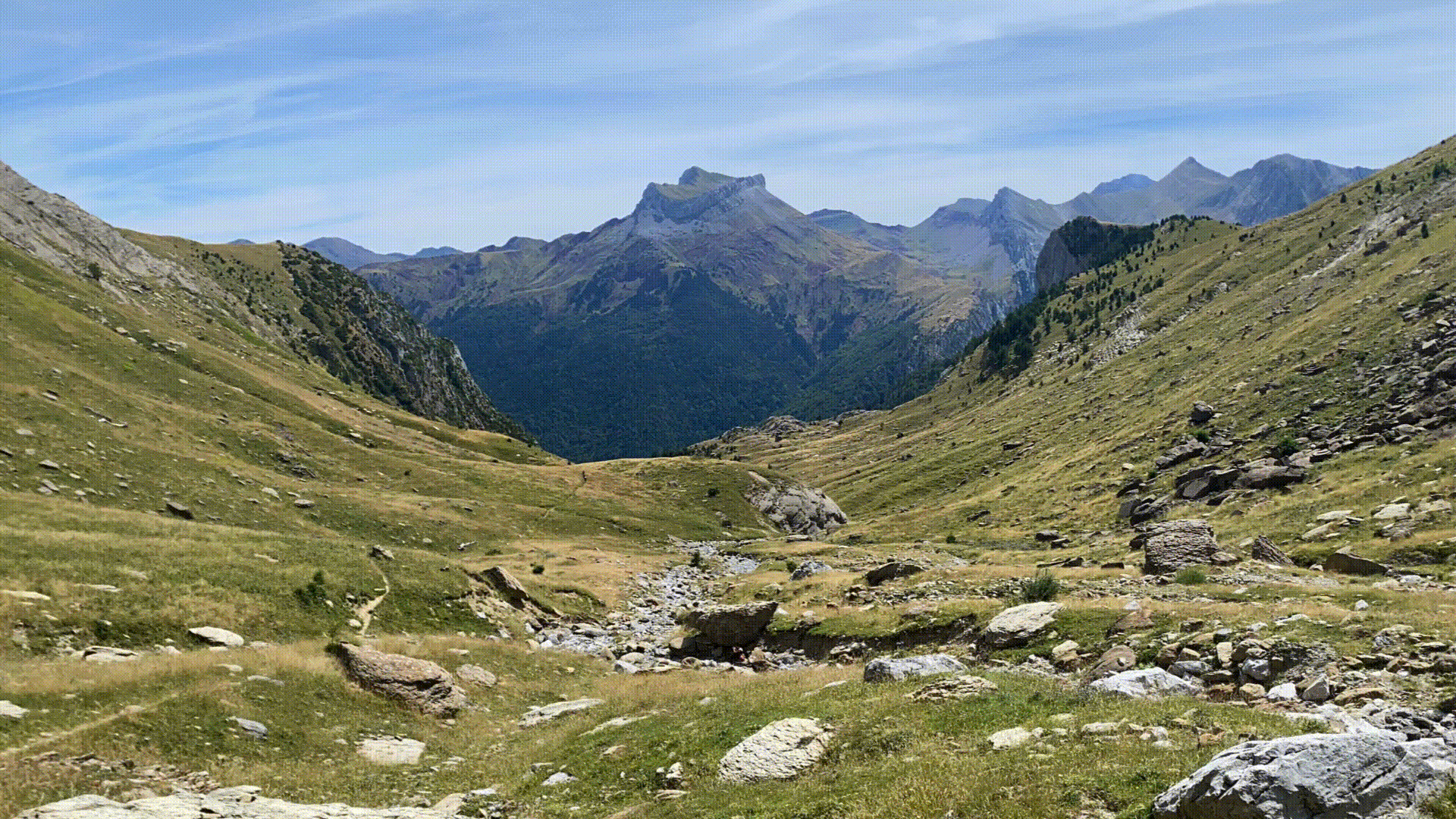 Fotos de excursiones anteriores, grupos de personas en la montaña.