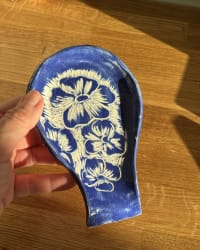 handmade-blue-floral-ceramic-spoon-rest – view 5
