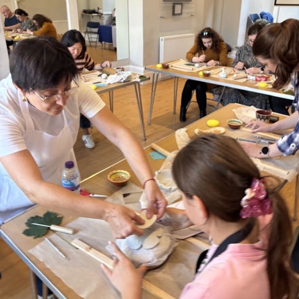 Participants created and decorated their own autumn-inspired trinket dish, choosing between flower and pumpkin designs. The workshop focused on creativity, decorative techniques and mindful making in a relaxed small-group setting.