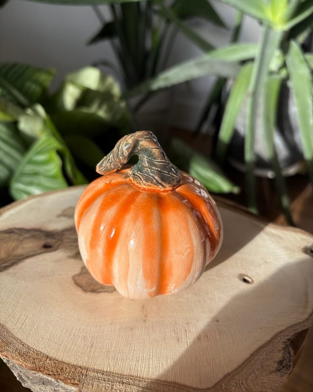 🎃 Handmade Ceramic Pumpkin – Glossy Orange with Brown Stem