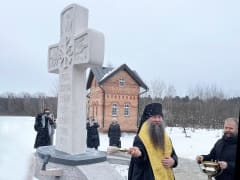 Белокаменный поклонный крест освятили в Пушкинском округе