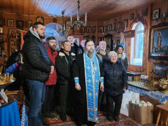 Волонтеры передали в церковь в Артемове продуктовые наборы