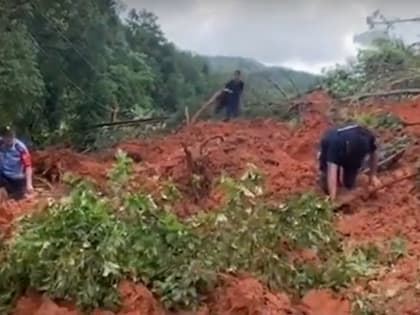 Не менее восьми человек стали жертвами стихии в Китае