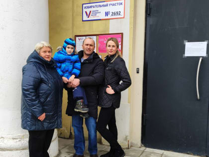 Андрей Рыбальченко пришёл на избирательный участок в Тучково с семьёй