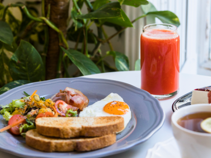 Эндокринолог предупреждает: утренний кофе и сладости могут ослабить силы