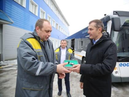 Владимир Волков вручил в Люберцах ключи водителям от новых автобусов
