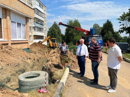 Ход капремонта инженерных сетей в селе Каринское проверили одинцовские единороссы