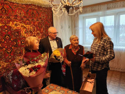 В Воскресенске поздравили ветерана труда