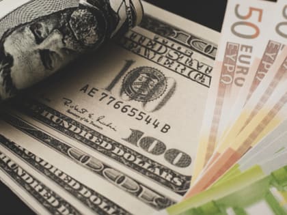 Крупнейшие российские банки установили курс доллара выше ₽90