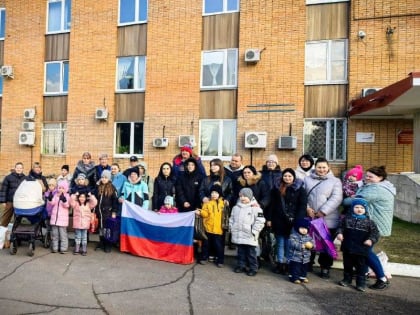 Координатор партийного проекта «Женское движение Единой России» Ольга Шишкина, члены партии и сторонники приняли участие в благотворительной акции «Тепло для Героев»