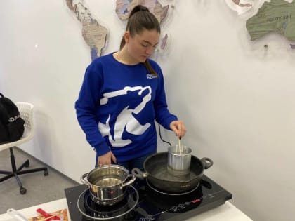 Активисты «Единой России» провели для школьников мастер-класс по изготовлению окопных свечей