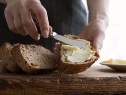 Диетолог Соломатина рассказала, кому запрещено употреблять хлеб с маслом