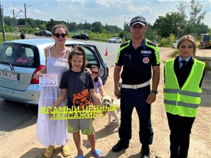 Госавтоинспекторы Дмитрова провели профилактические беседы с автовладельцами по дорожной безопасности