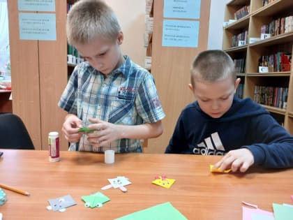 Юные орешковцы делали закладки для книг