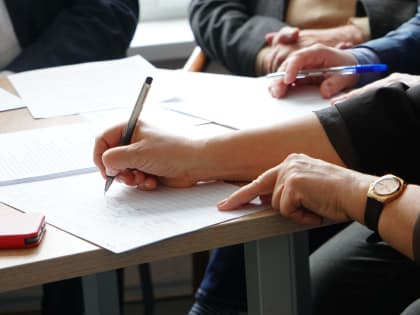 Волонтёры ОНФ и “ЕР” сдали в избирательный штаб Путина часть собранных в Москве подписей