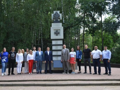 Партийцы Химок открыли стелу «Народным ополченцам» после реставрации