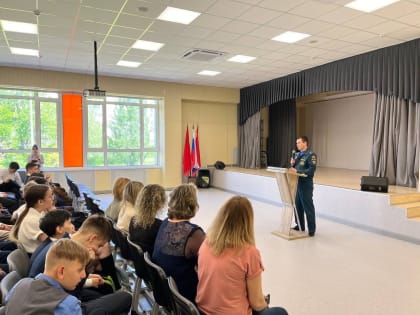 В преддверии Дня защиты детей в рамках Недели детской безопасности на базе МОУ Лицей г.Орехово-Зуево прошла беседа учащихся с представителями ОАО «РЖД» и сотрудниками МЧС о мерах б