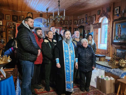 Волонтеры передали в церковь в Артемове продуктовые наборы