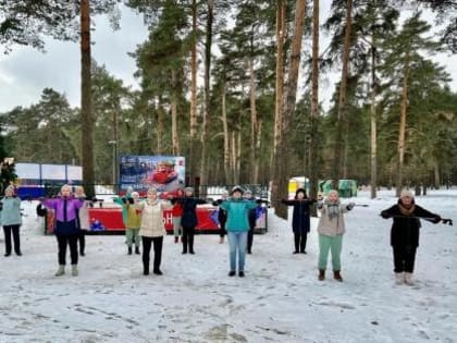 В рамках проекта "Активное долголетие", в Кузьминском лесопарке прошло занятие по скандинавской ходьбе