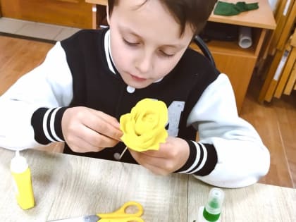 Юные тучковцы делали розу из гофрированной бумаги
