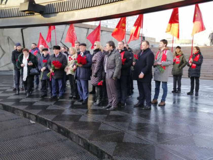 Делегация ЦК КПРФ возложила цветы к Монументу Героическим защитникам Ленинграда