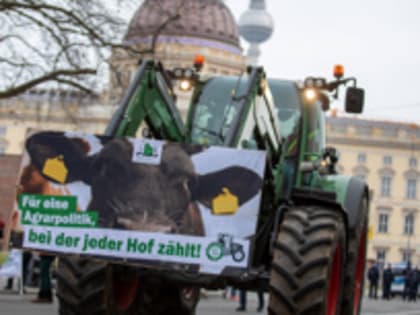 Недовольные фермеры на 55 тракторах провели акцию в Берлине