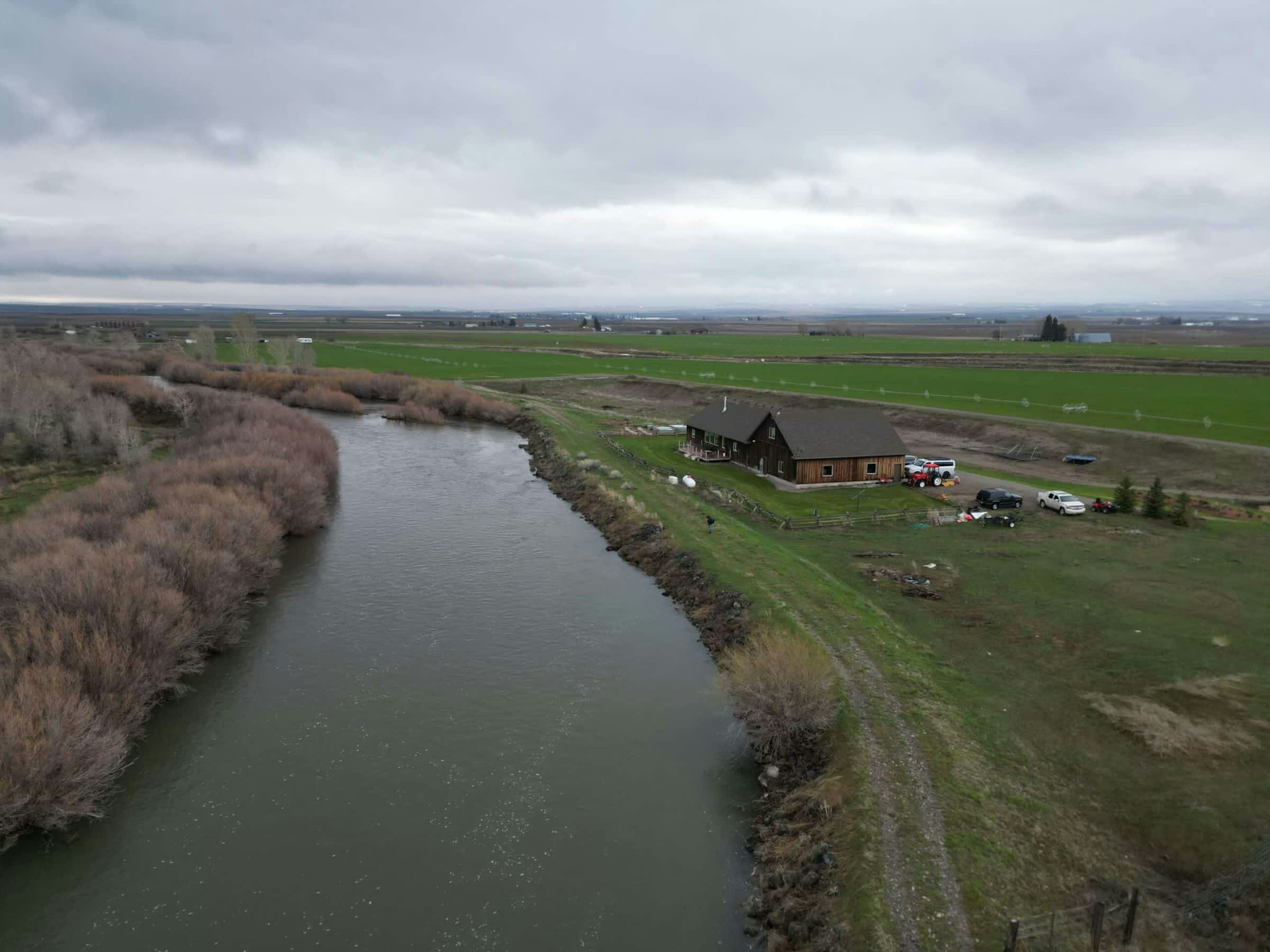property_data/7BERZfjCwTz8BlBhmfdo/pictures/[RW] Teton River Escape_2.jpg