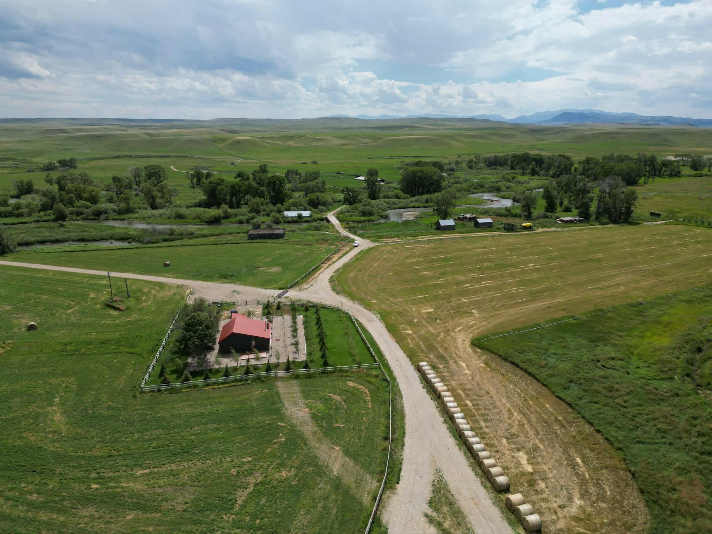 property_data/9nIzQCVRmgUP3TXIewHK/pictures/[RW] Musselshell River Historic Haven_4.jpg