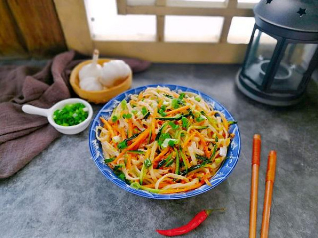 Mẹ đảm vào bếp làm món mì trộn cay siêu ngon tăng sức đề kháng cho cả nhà
