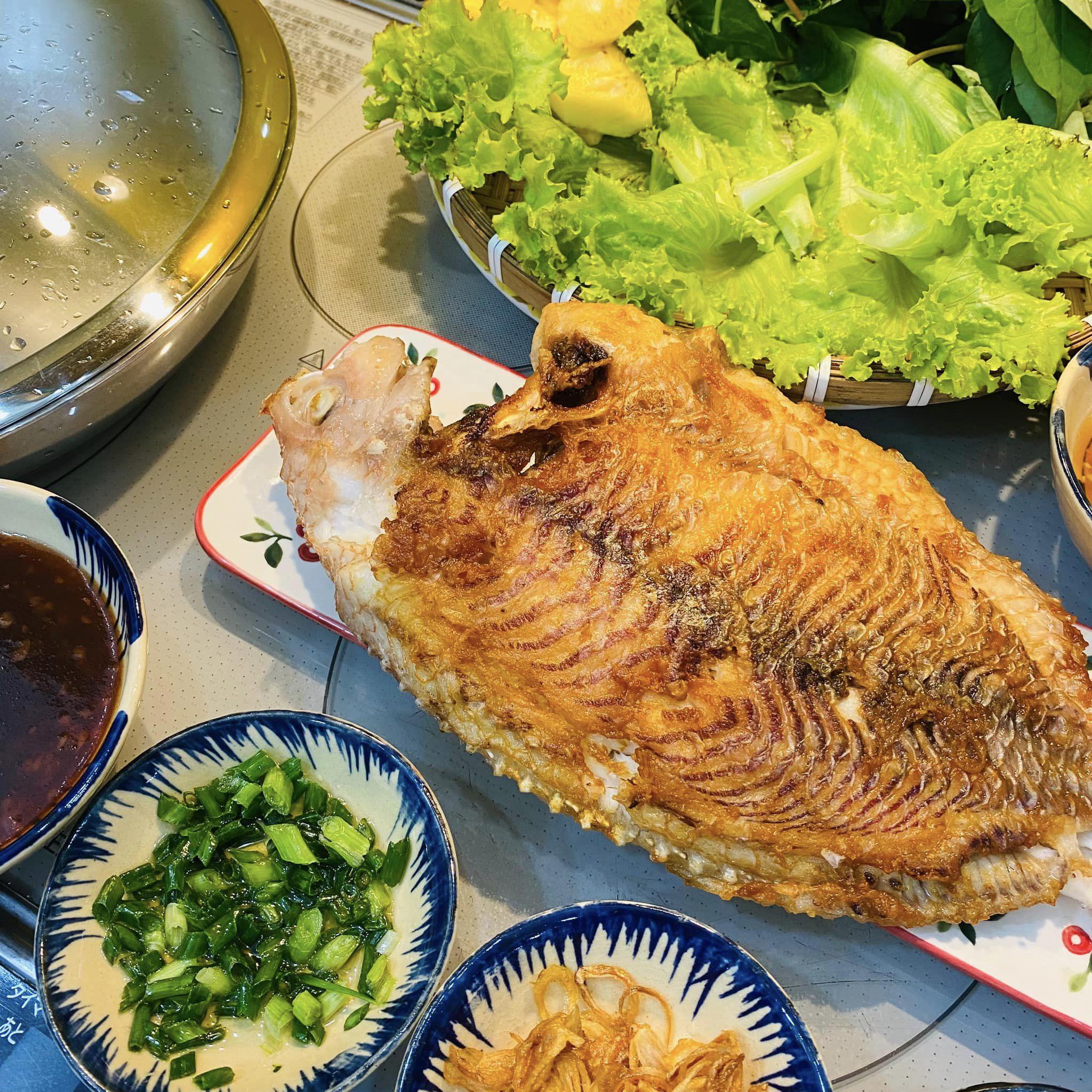 Bắc chảo lên bếp, để nhiệt ở mức trung bình,&nbsp;cho loại dầu nấu vào chảo, đợi dầu nóng. Bí quyết để cá giòn, không bị bắn dầu, khi chiên nên cho&nbsp;1 muỗng canh bột mì vào chảo khi dầu nóng rồi khuấy đều. Sau đó, thả cá từ từ vào chảo dầu chiên với lửa nhỏ để cá chín đều bên trong. Cá chín vàng, tiếp tục lật mặt cá và chiên vàng mặt còn lại.&nbsp;
