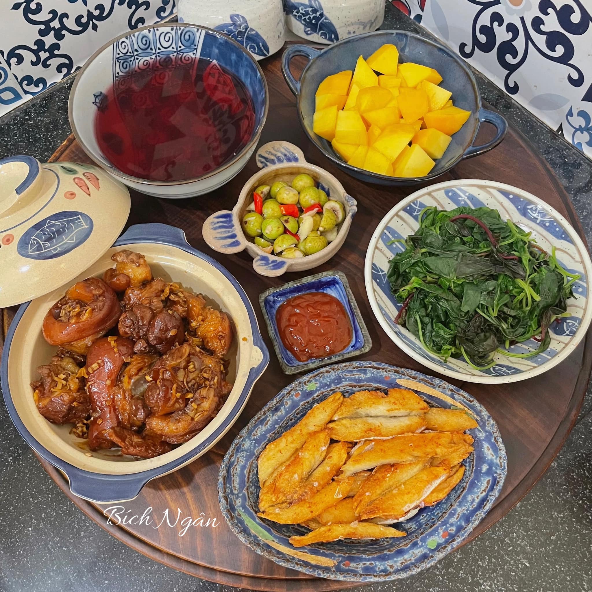 Chân giò kho sả, cá mối chiên, rau dền luộc, sung muối, xoài