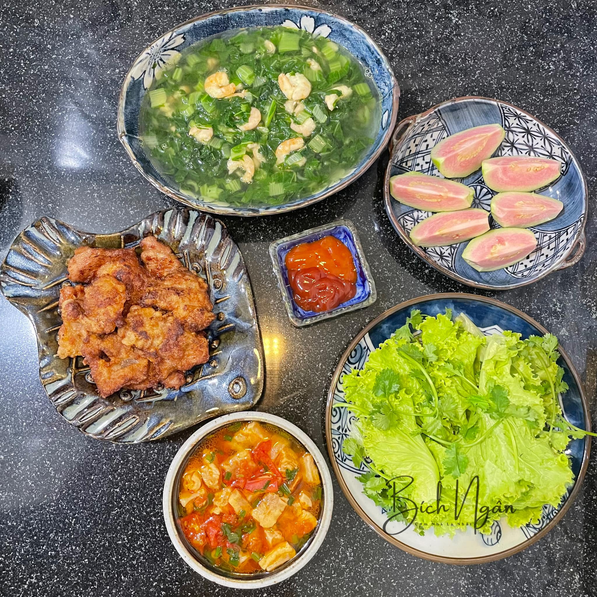 Canh rau cải nấu tôm, thịt rán, xà lách chấm sốt cà chua&nbsp;tóp mỡ, ổi hồng