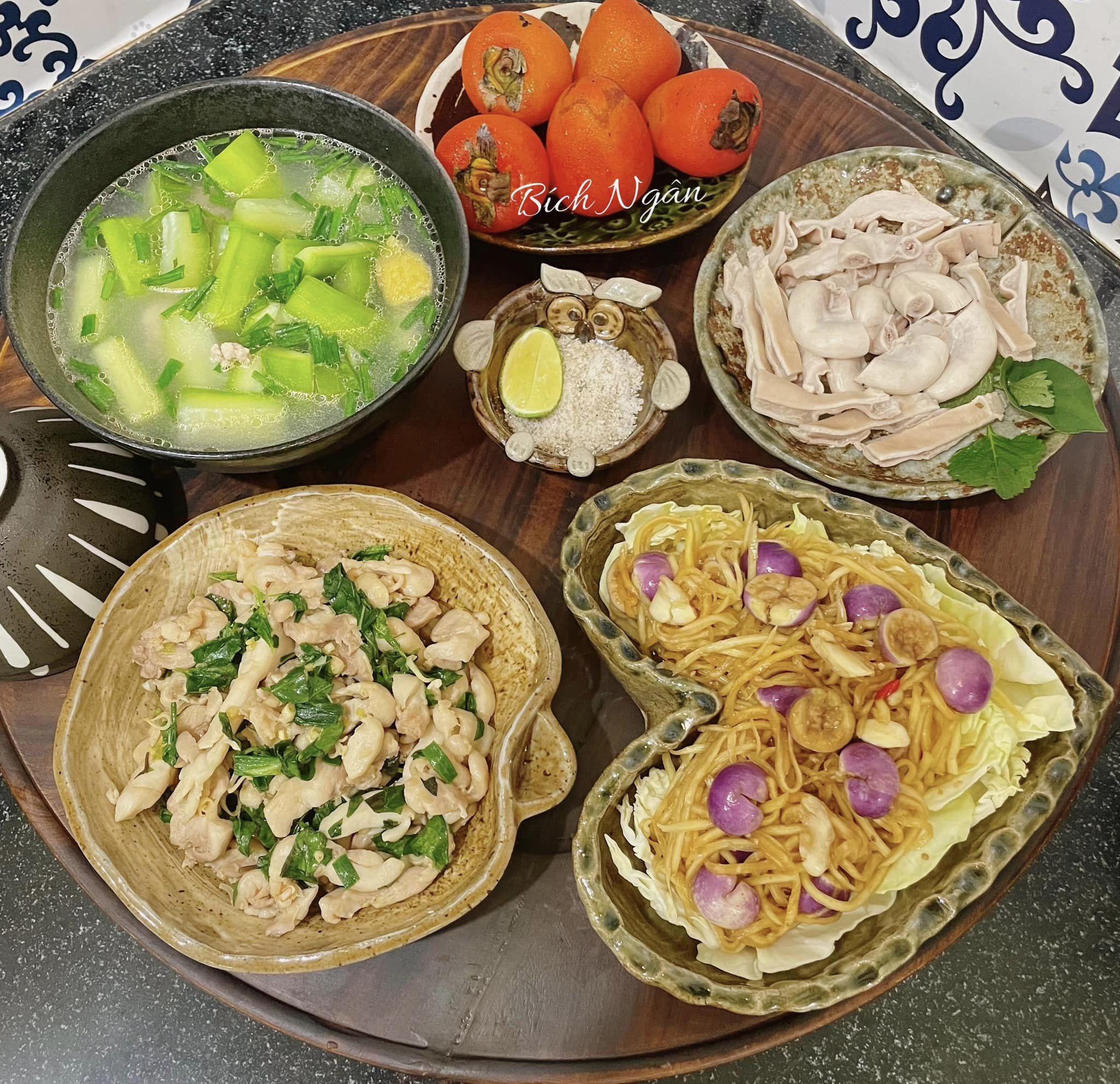 Canh bí nấu bộ khung, gà&nbsp;xào húng quế, lòng heo, đu đủ dầm&nbsp;mắm, hồng chín