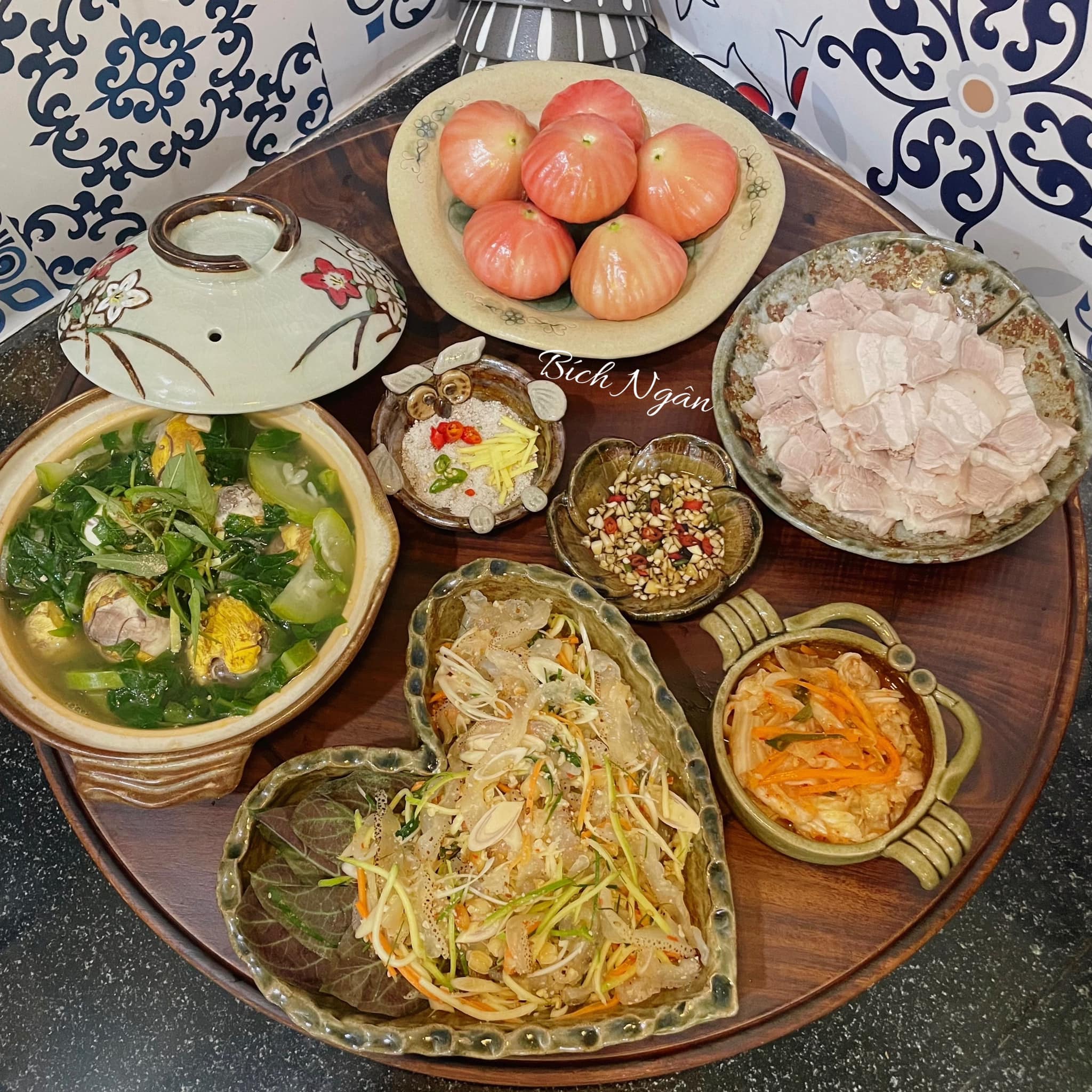 Vịt lộn om bầu, thịt&nbsp;luộc, gỏi sứa, kim chi, roi tráng miệng.