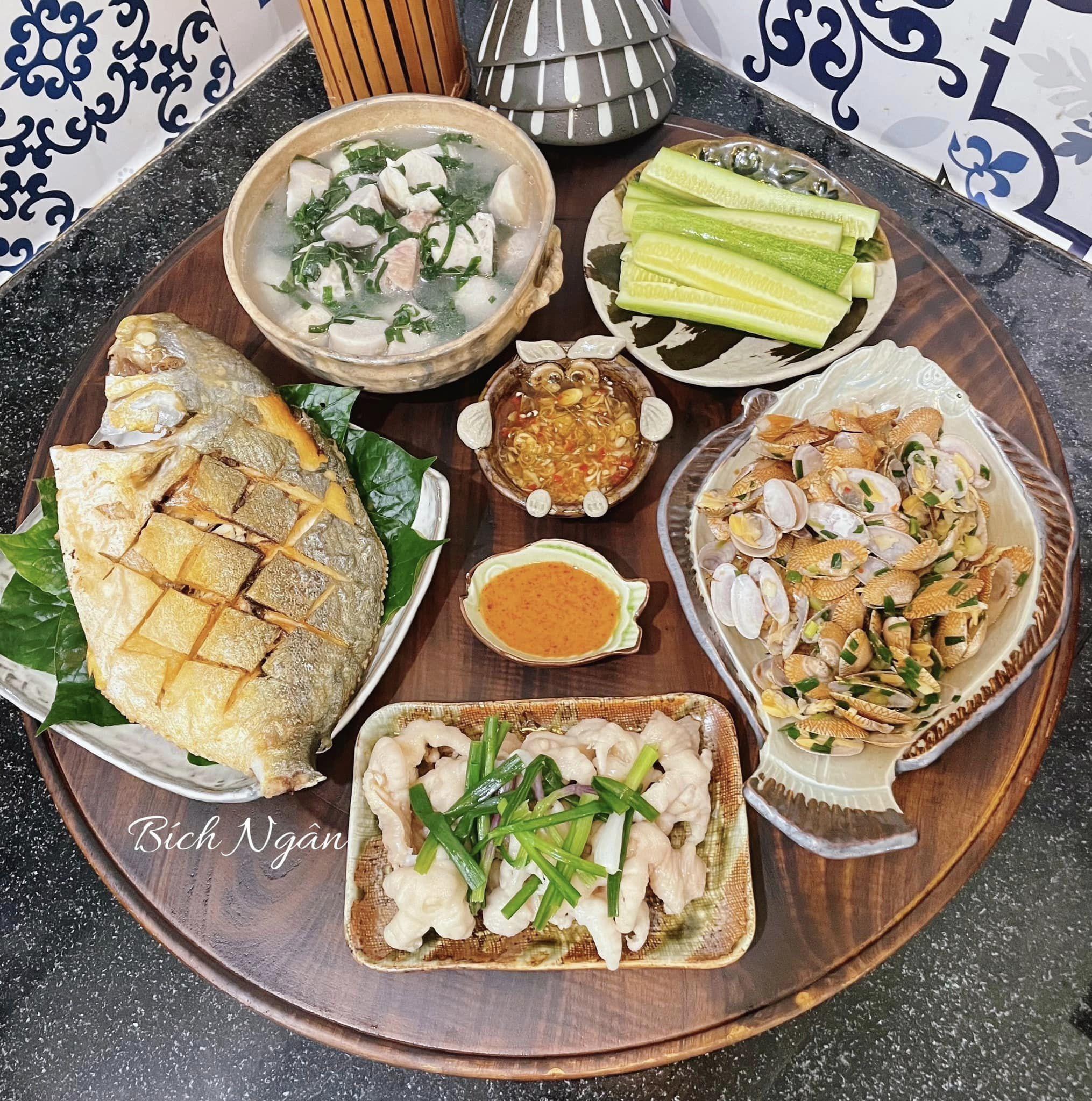 Canh bộ khung nấu khoai sọ, cá chim rán, chân gà hấp hành, ngao hoa xào mỡ hành