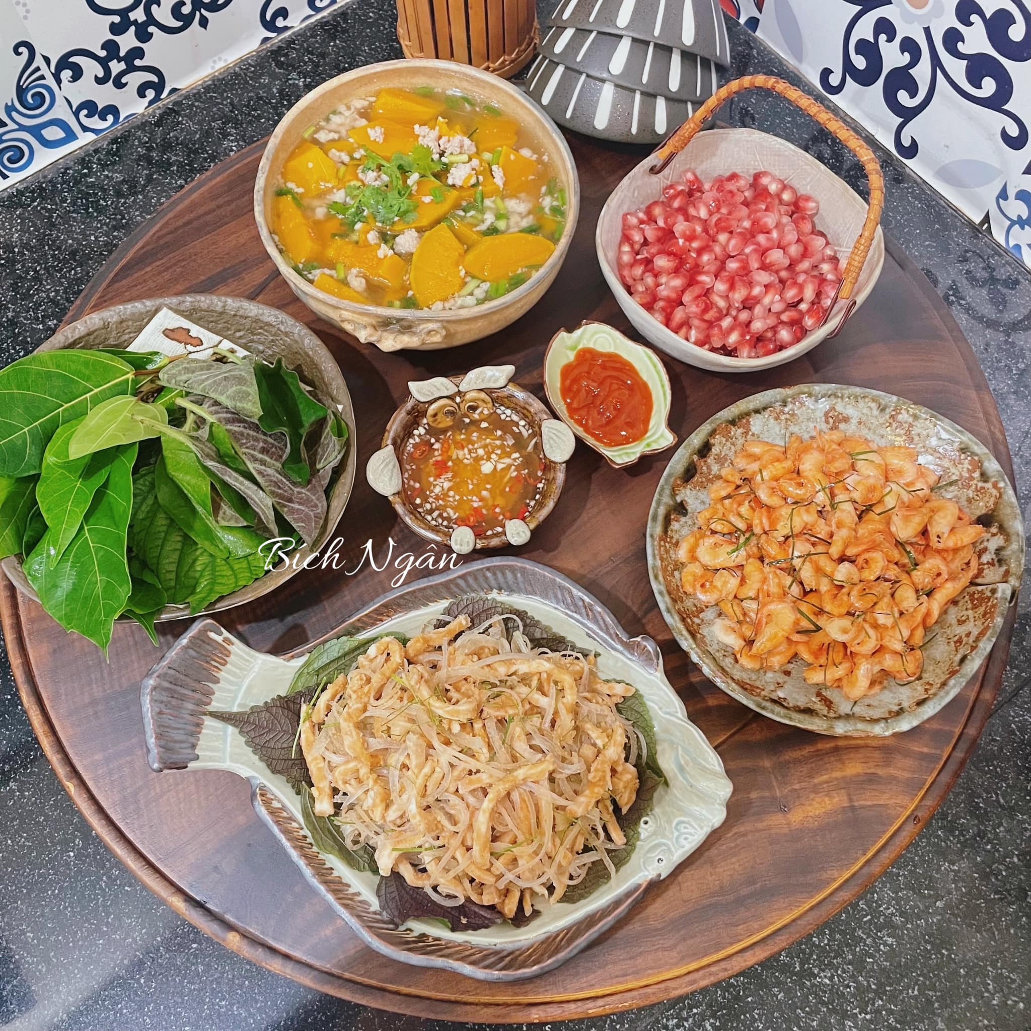 Canh bí đỏ thịt bằm, tôm sông rang lá chanh, nem thính, lựu