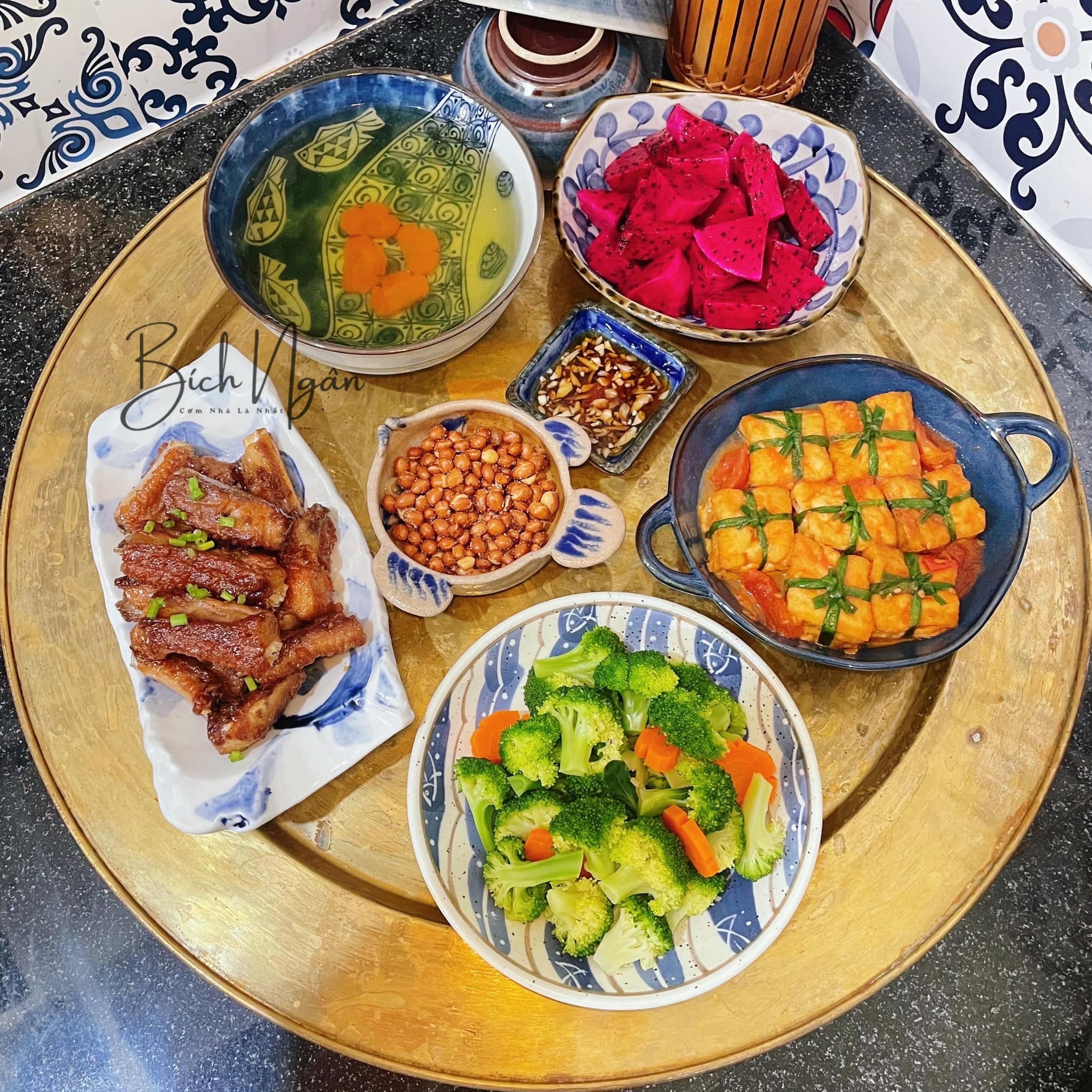 Súp lơ luộc, sườn chiên mắm, đậu sốt cà chua, lạc rang muối, thanh long đỏ