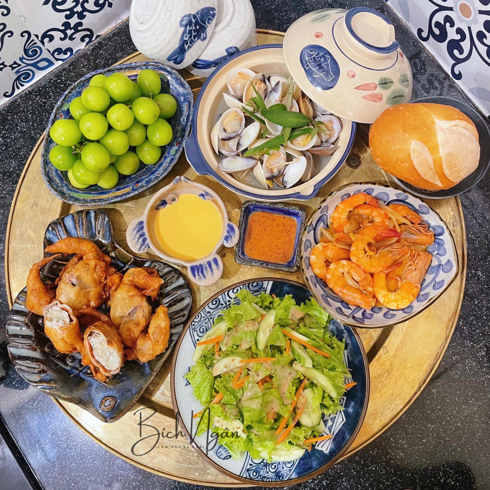 Nghêu hấp sả, cua lột tẩm bột chiên, tôm sốt trứng muối, salad, nho xanh