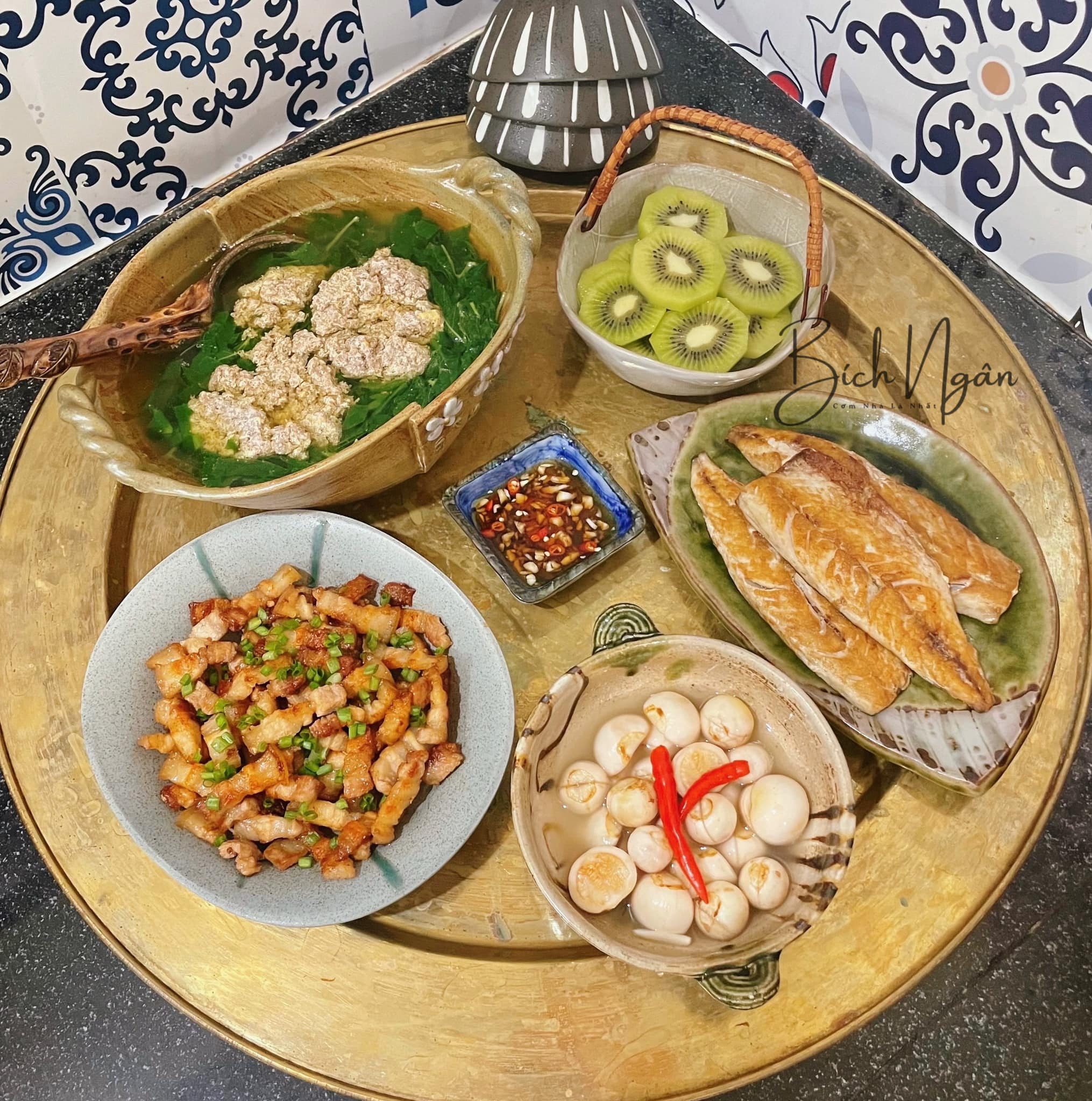 Canh cua nấu rau tập tàng, thịt rang, cá saba chiên, cà pháo, kiwi