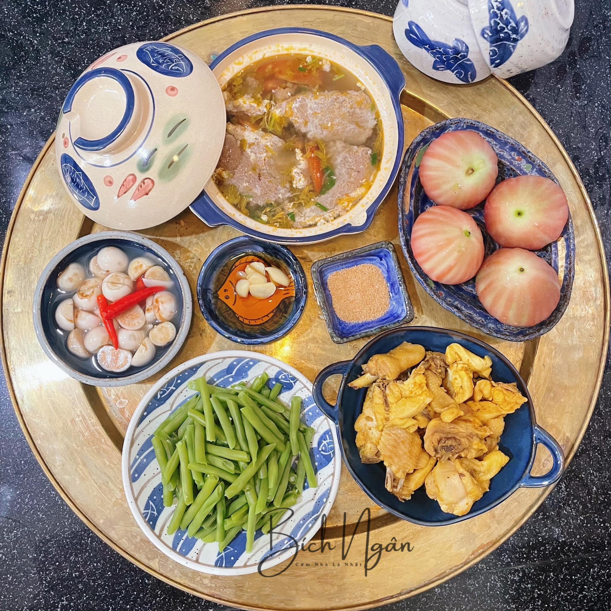 Canh cua nấu chua, gà rang nghệ, đậu cove luộc, cà pháo, roi