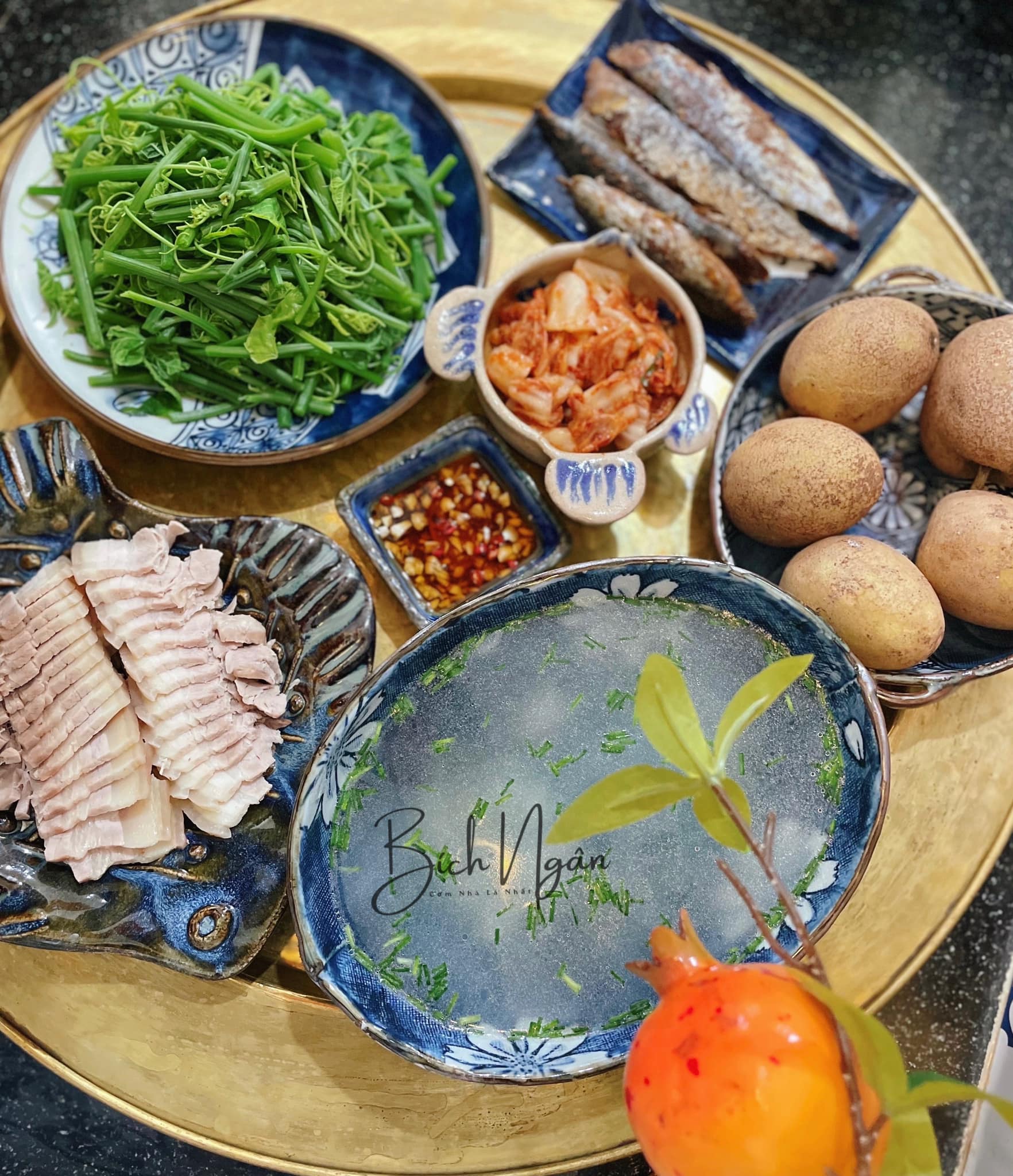 Ngọn su luộc, thịt luộc, cá nục kho, kim chi, hồng xiêm.