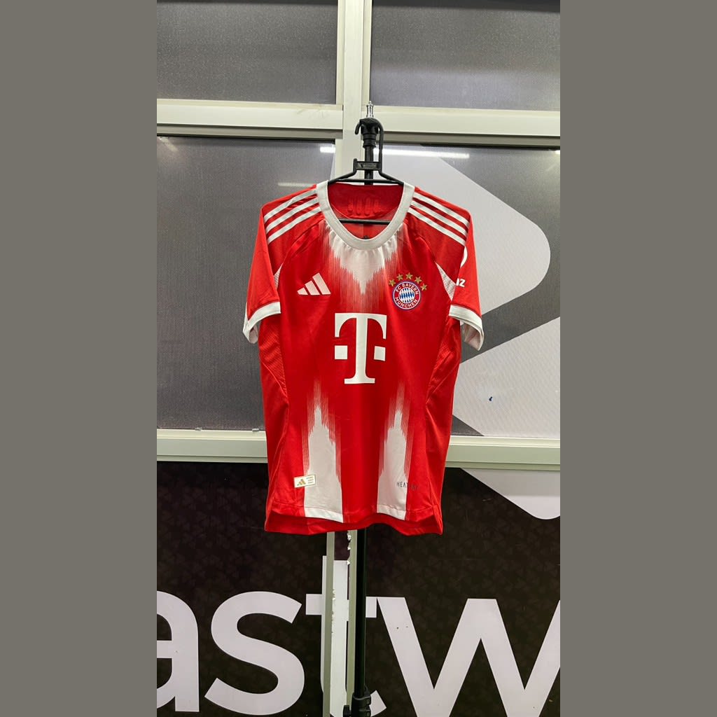 Bayern Munich home (red white) 25 - 26