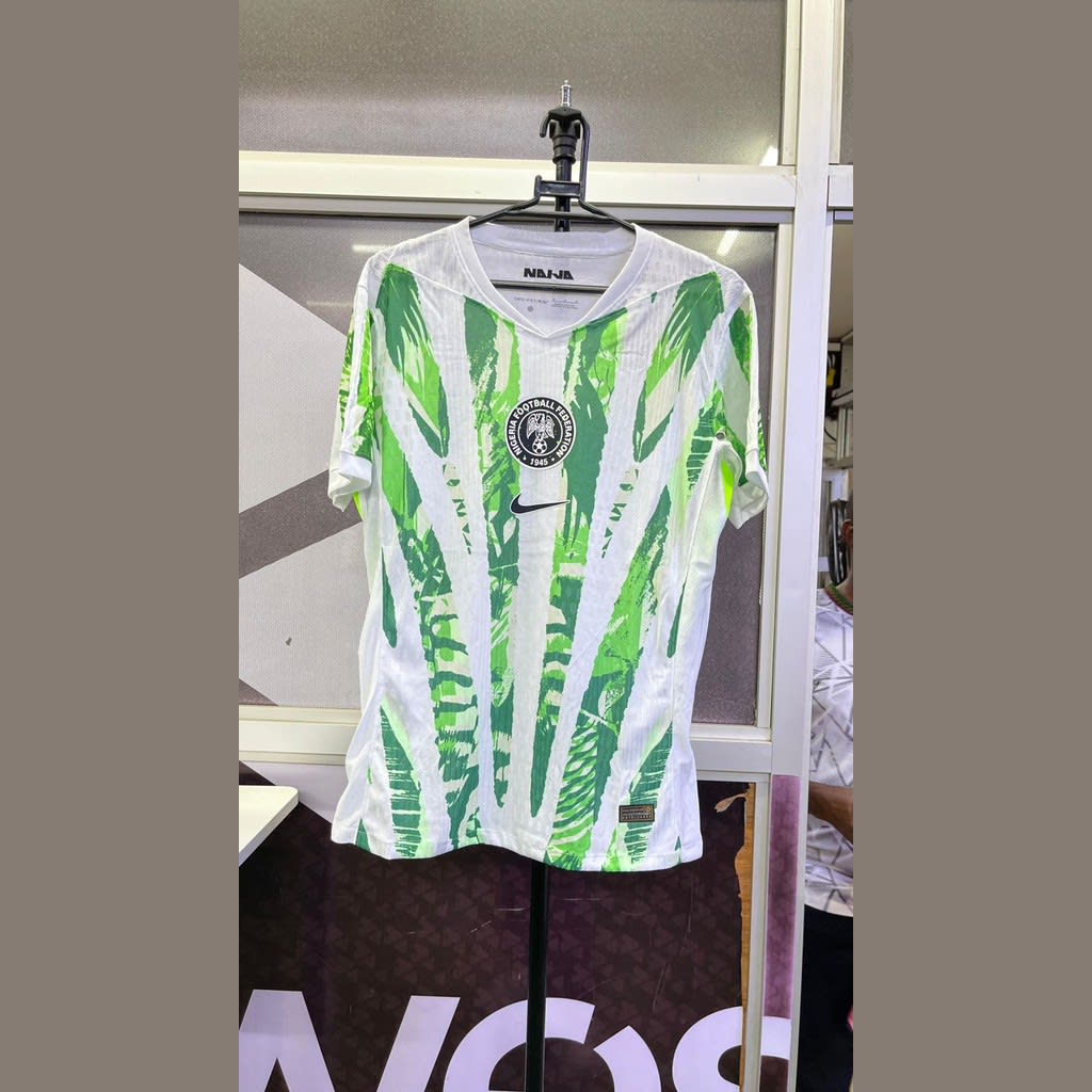 Nigeria white 25 - 26 player kit - view 1