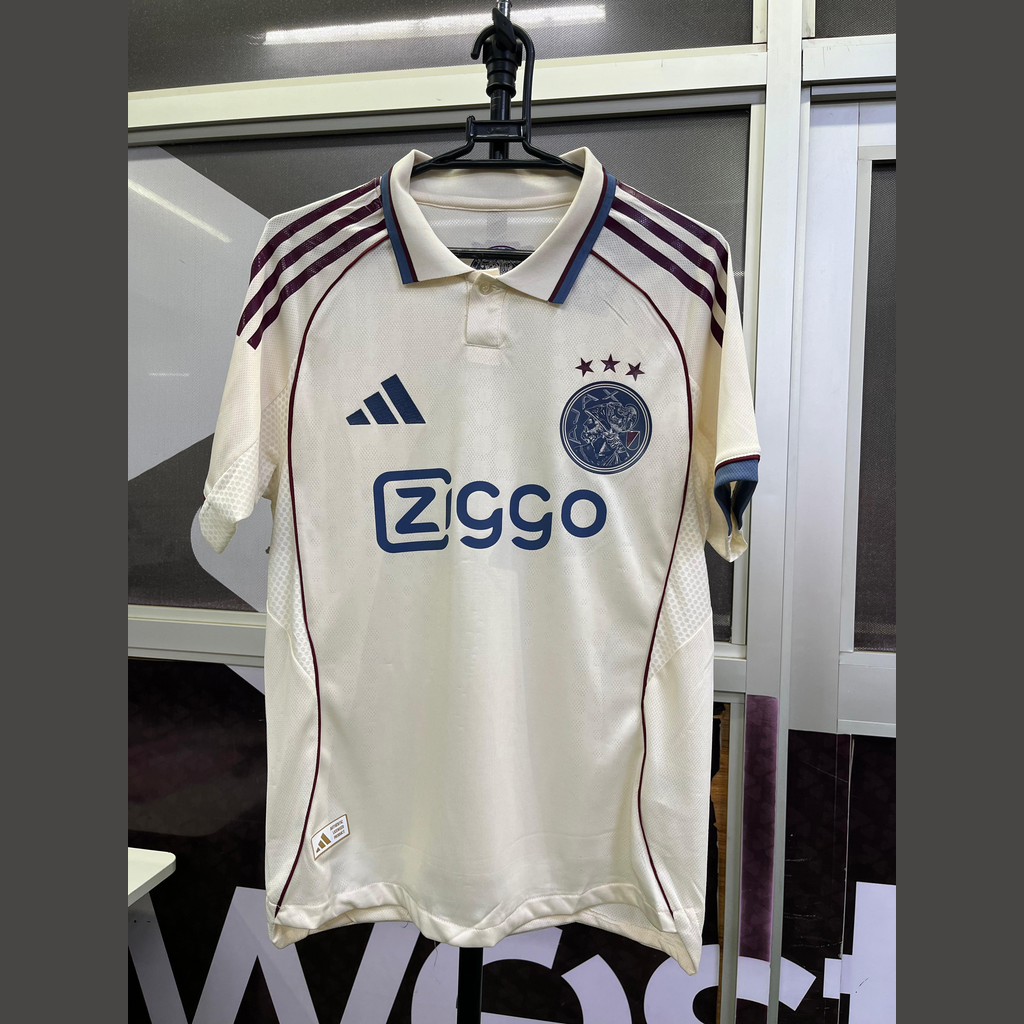 Ajax 3rd (cream collar) 25 - 26 player kit