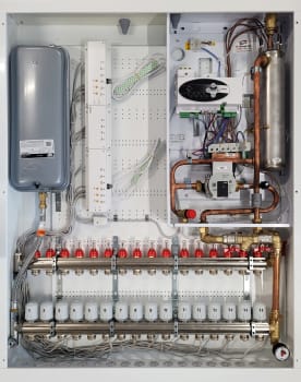 AB gulvvarmesentral i skap 950x1200x150, 12 kW, 3x230V, 14 kurser fordeler
