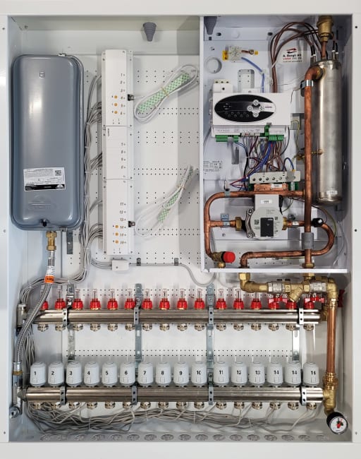AB gulvvarmesentral i skap 950x1200x150, 12 kW, 3x230V, 14 kurser fordeler