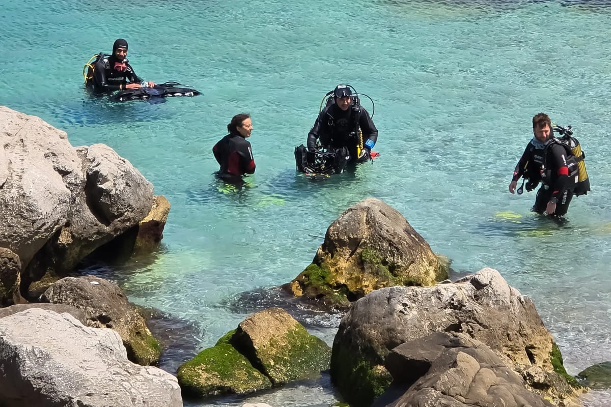 Plongeurs en combinaison dans une crique de la côte de M'diq