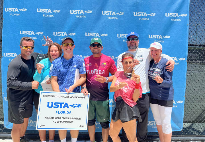 Atletas de Florida se enfrentan a las inclemencias del tiempo en el Campeonato Seccional Mixto de 40 años o más.