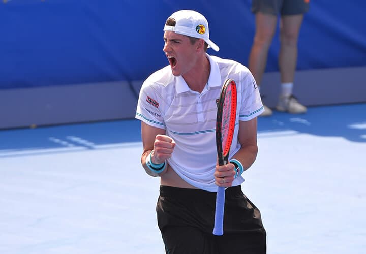 El estadounidense John Isner, uno de los 10 mejores jugadores de la ATP, recibe una invitación para Delray Beach; Kevin Anderson se retira del torneo debido a una lesión en el codo.